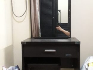 Dressing table w/seat