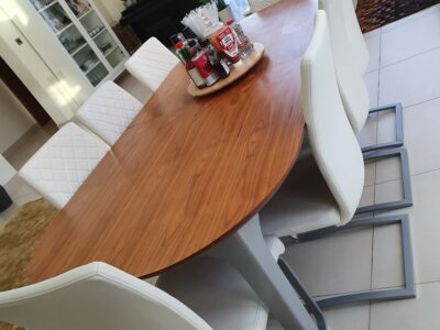 Extendable 8 seater dining table