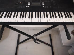 Yamaha Keyboard with stand