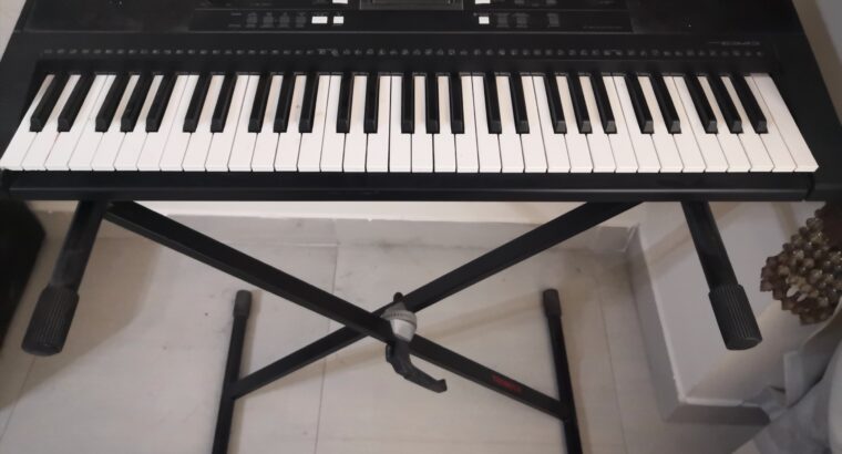 Yamaha Keyboard with stand